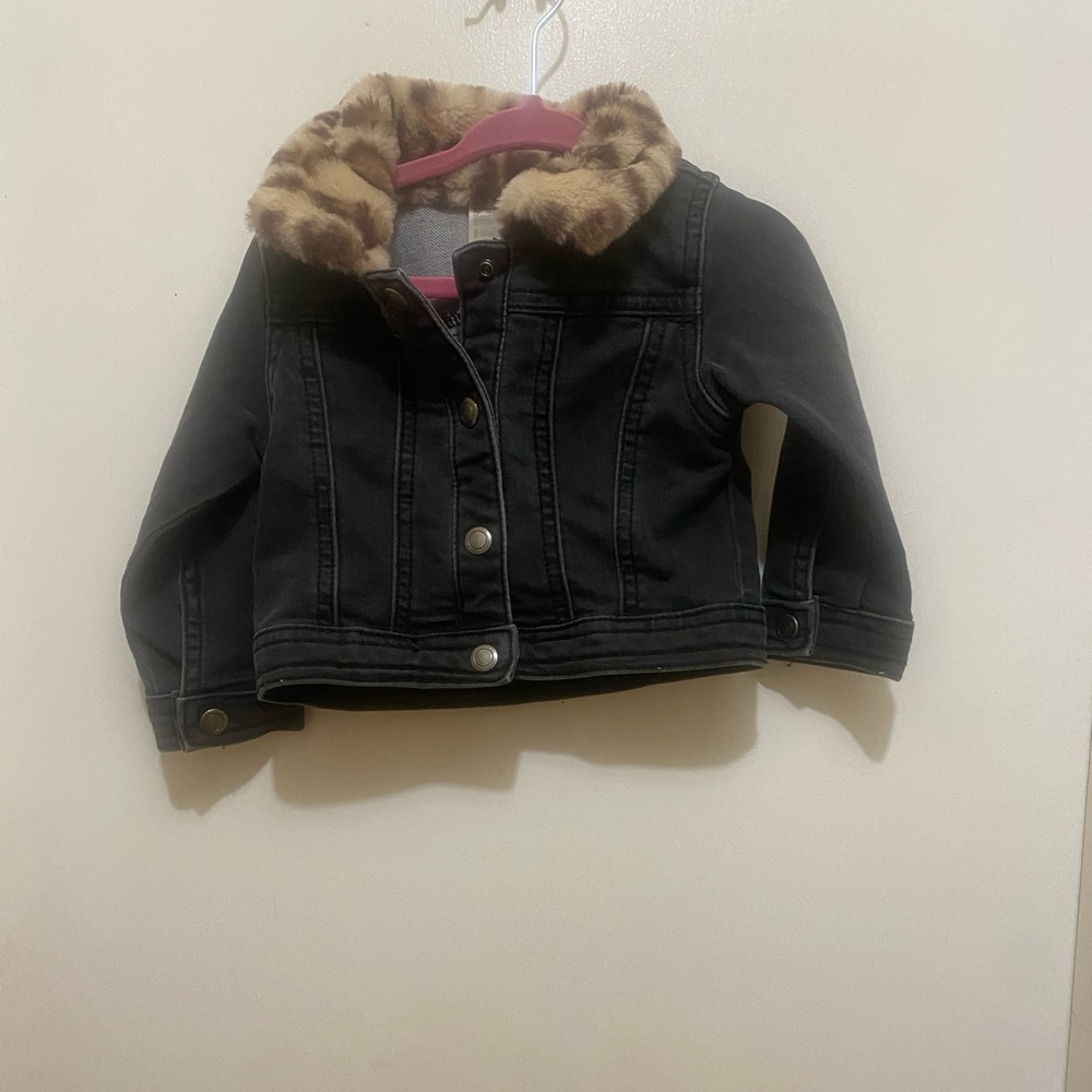 Chic Black Jean Jacket with Faux Fur Collar
